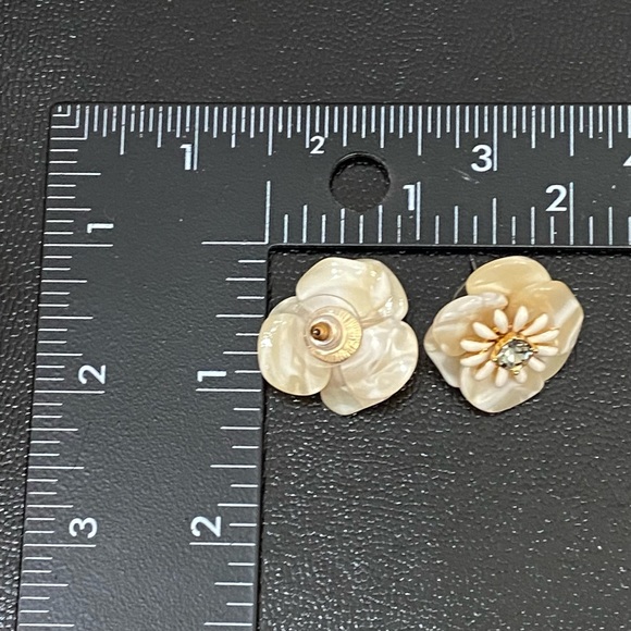 Unsigned Ivory Cream Swirl Resin CZ Center Flower Earrings - Picture 8 of 13